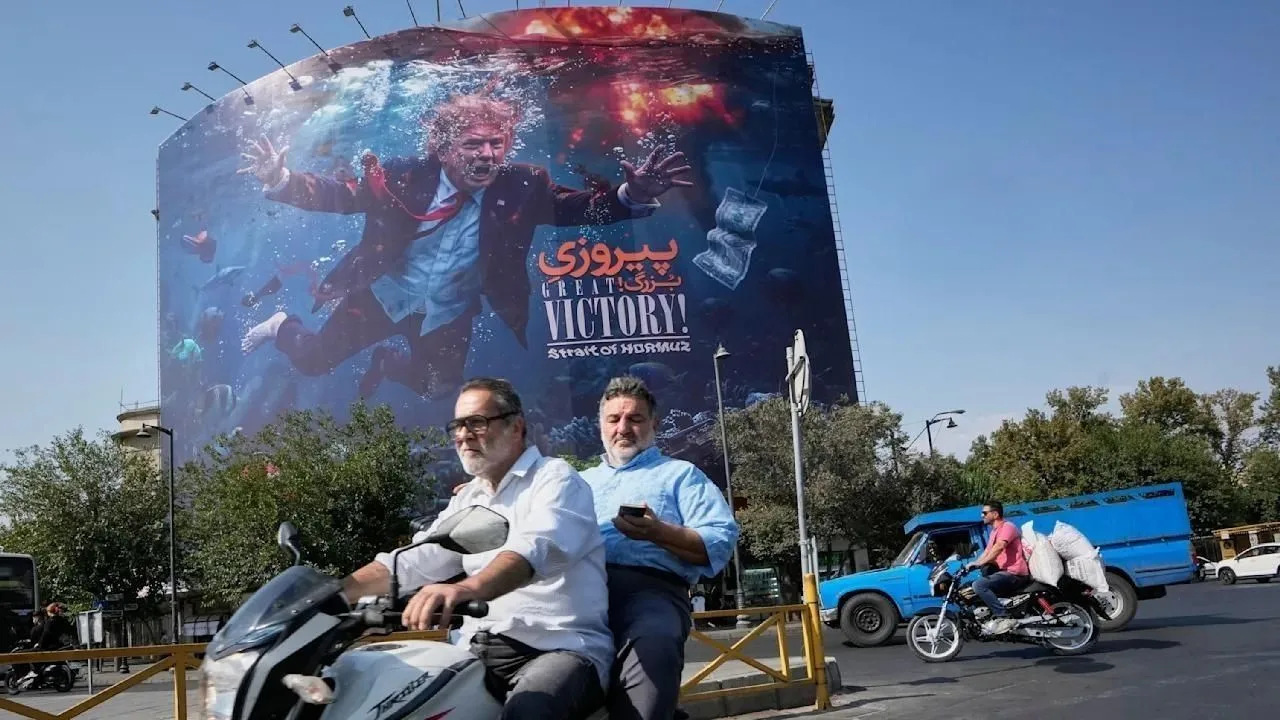 В центре Тегерана установили плакат с изображением Дональда Трампа, который тонет в поп...