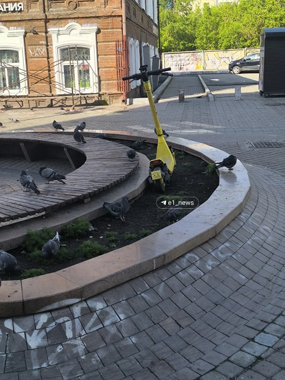 Место лучше не найти...  С началом сезона самокатов, бедных паркуют где хотят. Газон, речка или вооб