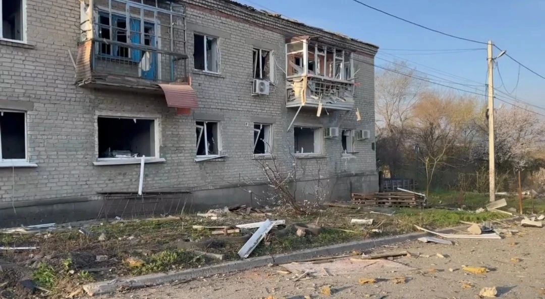 Сегодня ночью Луганск подвергся массированной атаке ВСУ. Вражеские БПЛА ударили по многоквартирным д