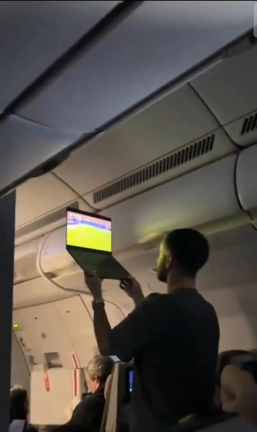 Настоящий болельщик! Мужчина оплатил дорогущий Wi-Fi в самолете ради ЧМ-2026 и 90 минут держал ноутб