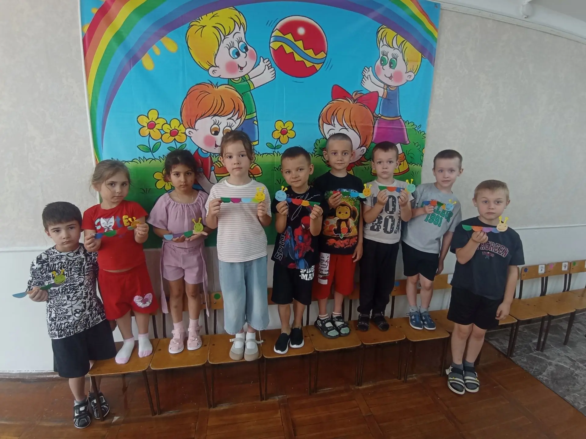 Поделка "Гусеница"
Цели: уточнить и расширить знания детей о гусенице: её внешнем виде (голова, груд