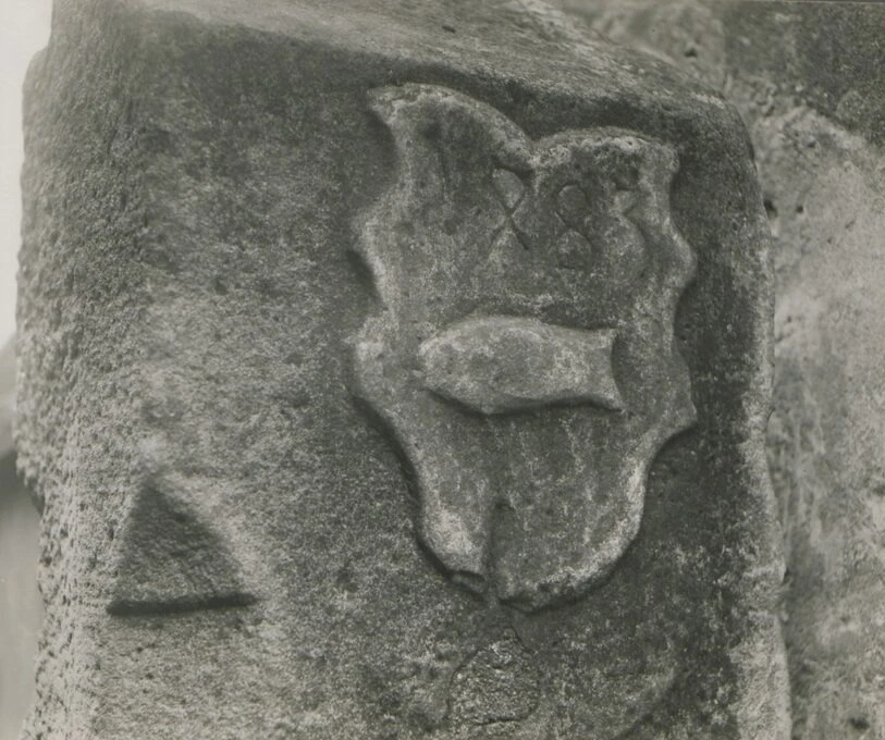 📸 Weingasse, zwischen Nr. 16 und 22. Wappenstein, 1483