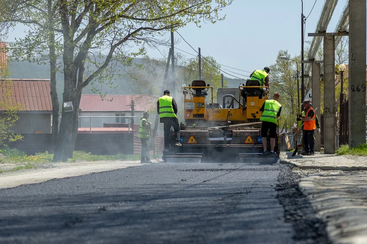 🚧 В Луговом завершается ремонт улицы 2-ой Железнодорожной  Работы здесь стартовали в начале прошлой 