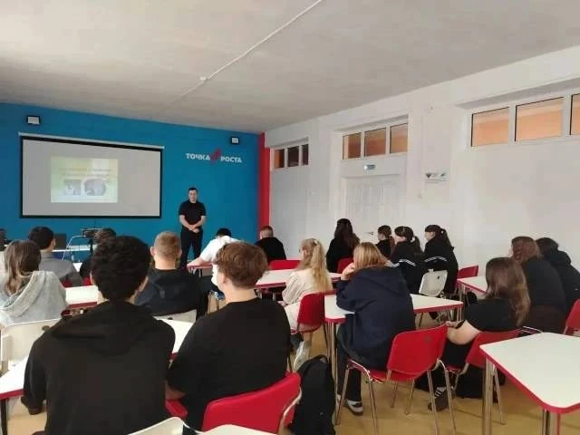 🔹 В МОУ СОШ №4 г. Ершова состоялась профилактическая встреча сотрудников ОМВД России п...