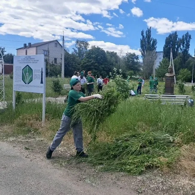🙋 Воспитанники-волонтеры отряда "ЭкоПатриот" и Движения Первых Камышинского центра пом...