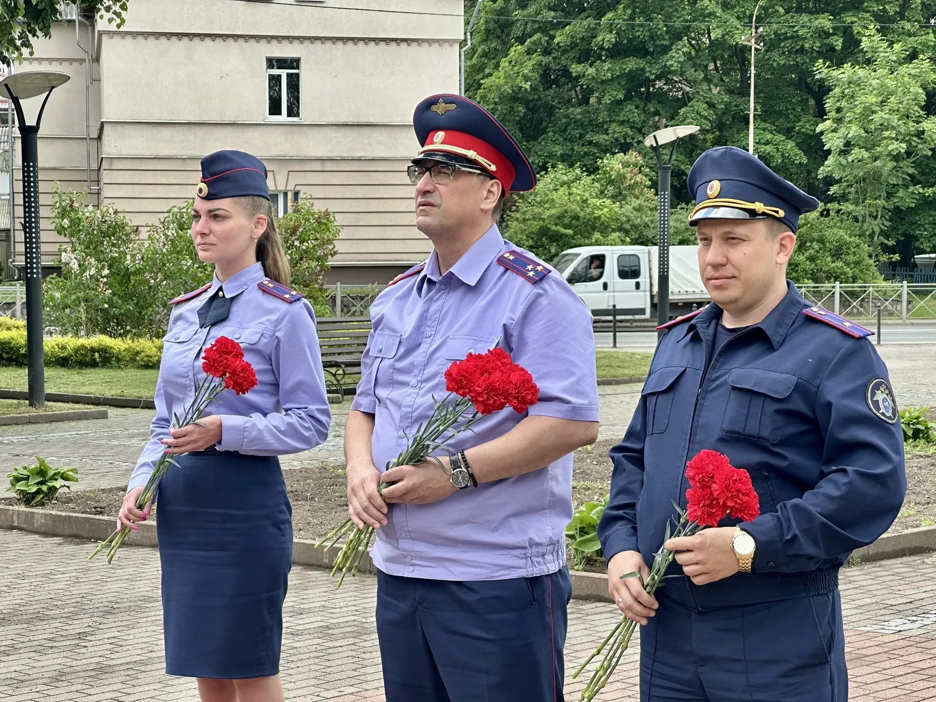 Руководитель регионального управления СКР почтил память полководца Ивана Черняховского ...