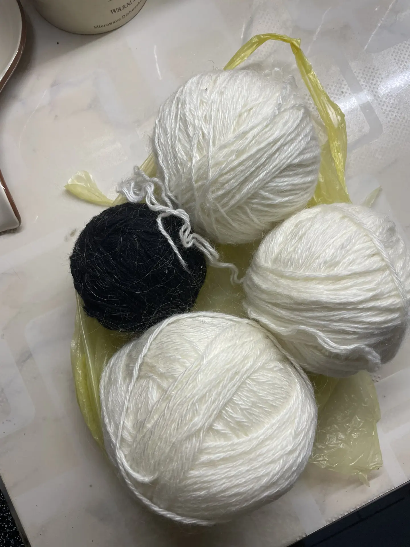 Продам. Пряжа для вязания. Белая Ангора + клубок чёрной шерсти( общий вес 600гр). Розов...