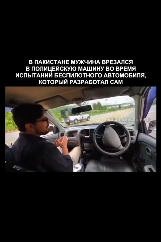 Журналист находится в салоне хэтчбека без рук на руле: телефон на панели задает маршрут...