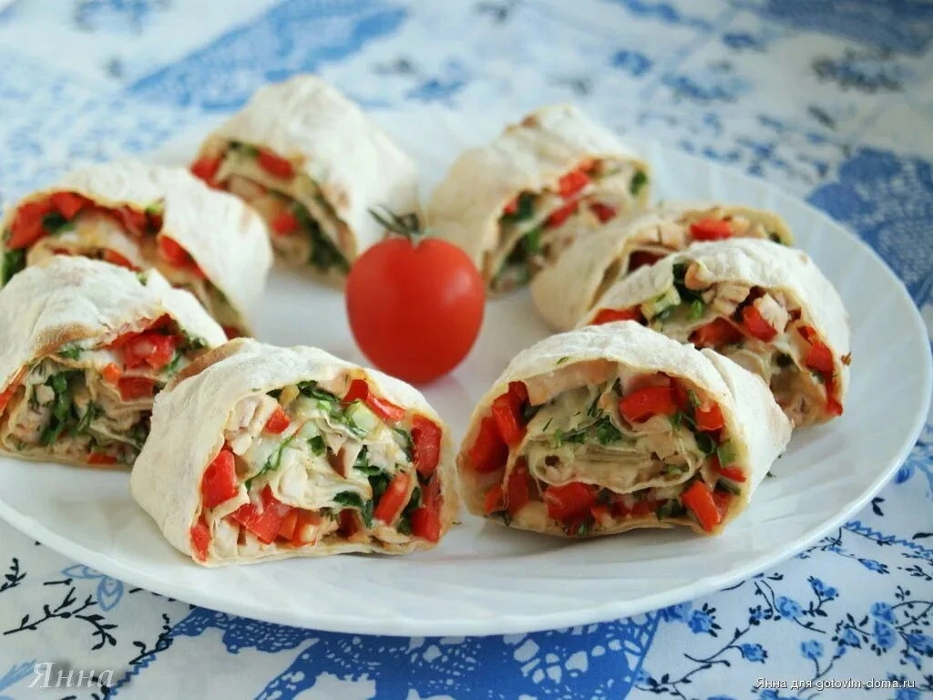 РУЛЕТ ИЗ ЛАВАША С КУРИЦЕЙ И ВЯЛЕНЫМИ ТОМАТАМИ
