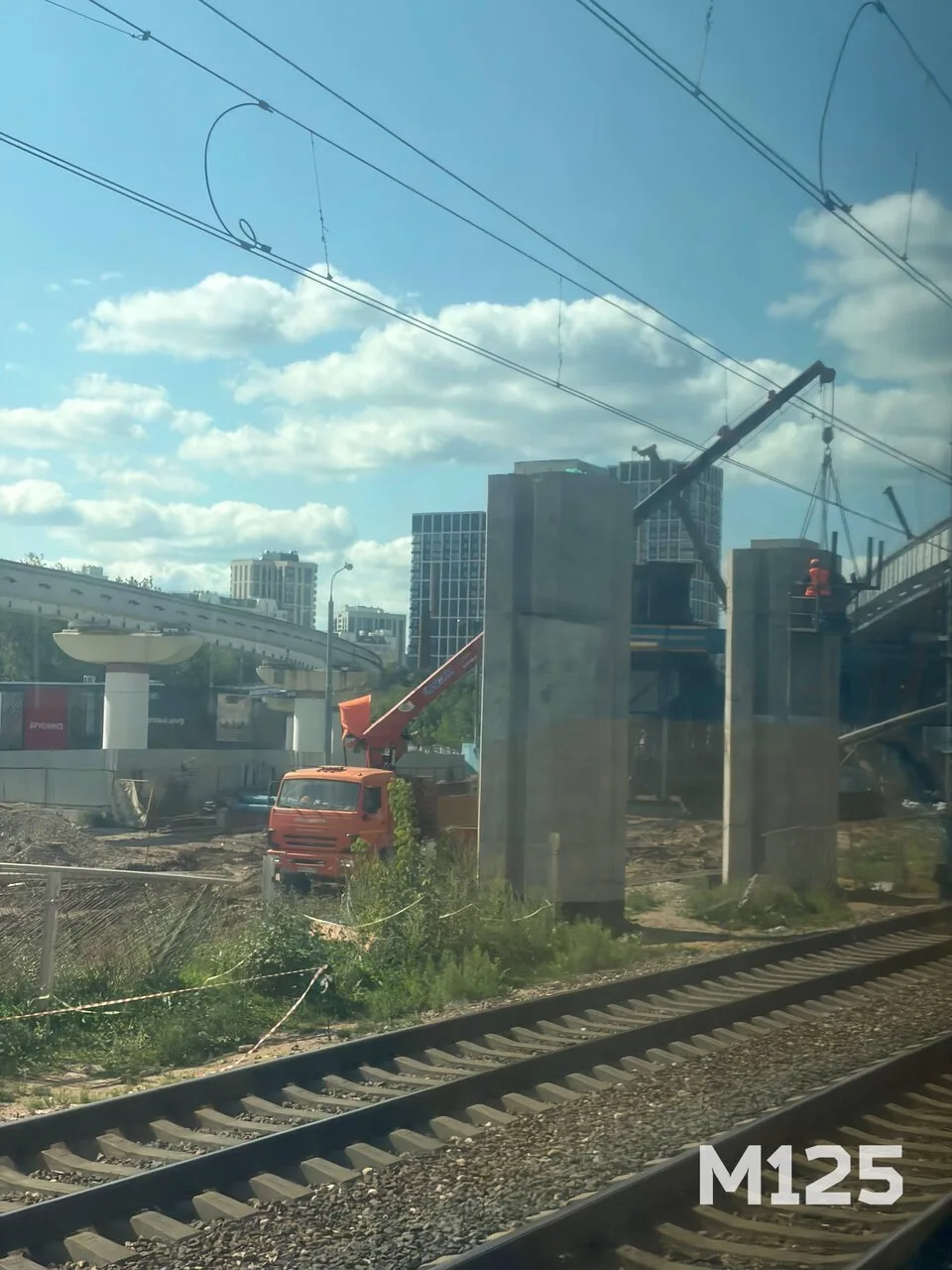 🚇Подписчик заснял момент строительства второго пролёта над путями на МЦД-3.