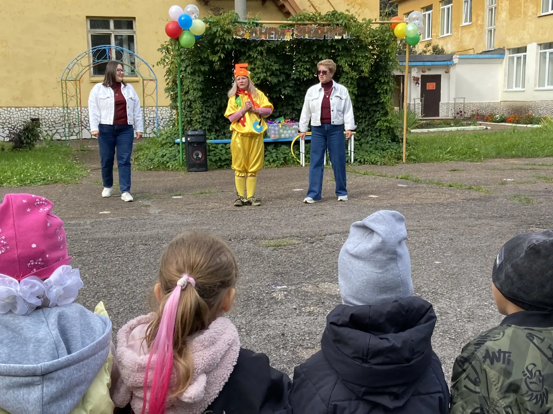 Чудесный праздник День Знаний! В гости приходил Букваешка, который проглотил буквы и де...