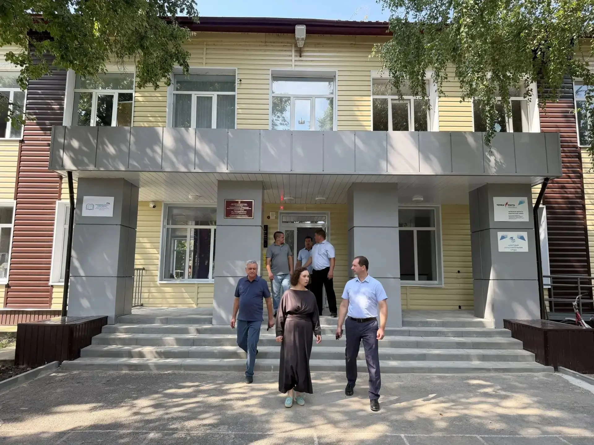 В эти дни в школах царит особенная атмосфера: идут последние приготовления к встрече с ...
