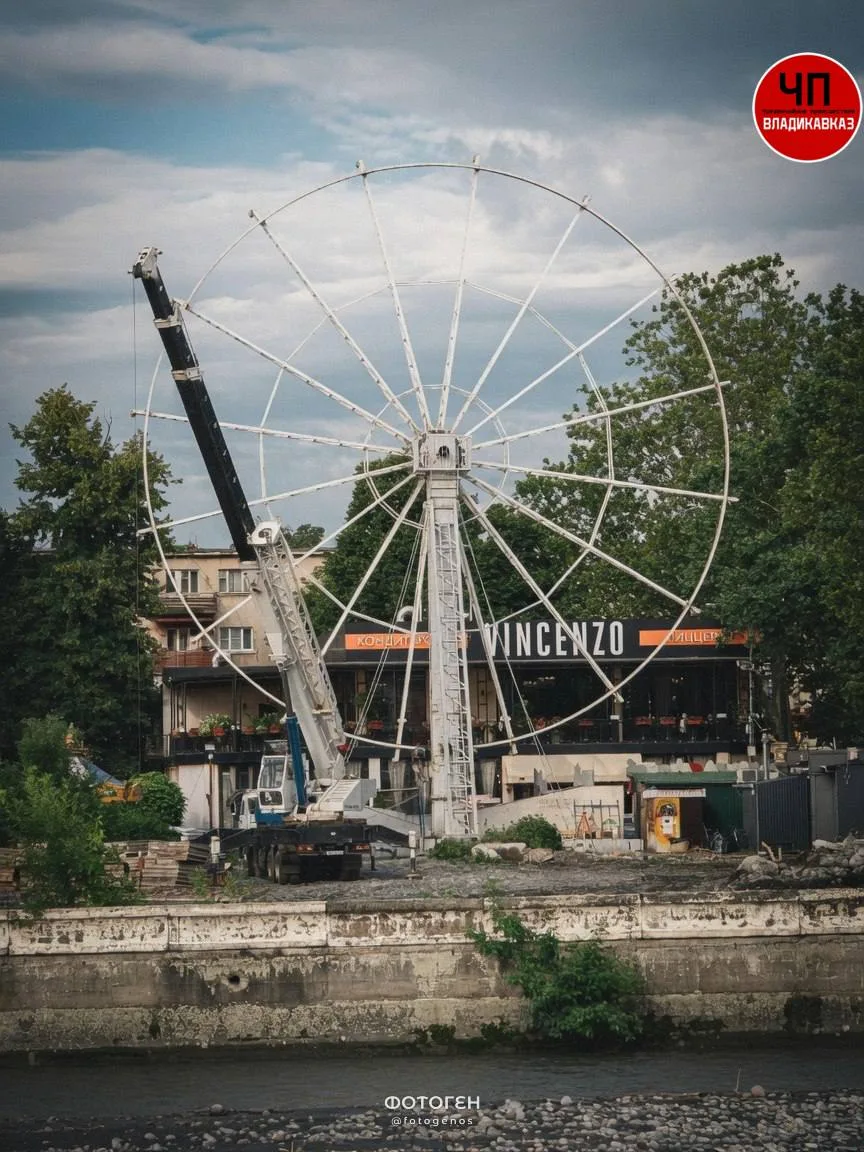 🎡В детском парке начался демонтаж колеса обозрения, которое много лет радовало детей. Старый парк а
