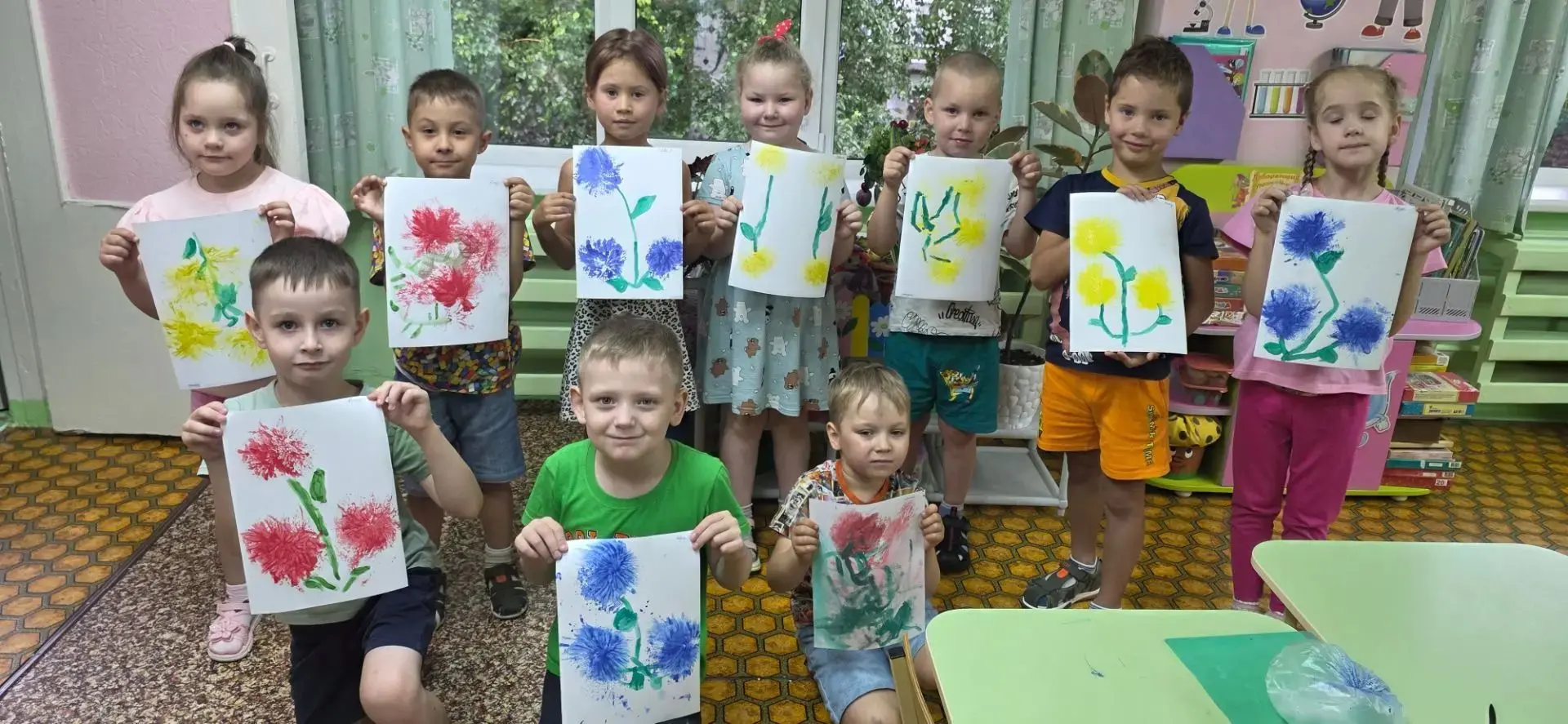 🎨 Творческий эксперимент в «Радуге»! Рисуем яркие георгины 🌸

В группе «Радуга» прошел день необыч