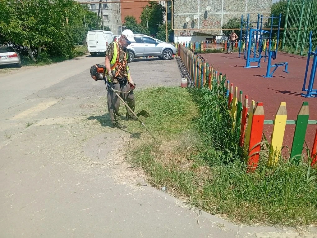 Сотрудники МАУ "Сервис" проводят покос сорной травы , для поддержания надлежащего санит...