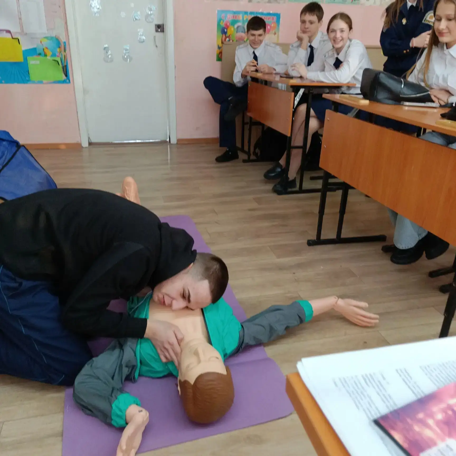 На уроках ОБЗР прошла практическая часть освоения навыка оказания первой помощи при обмороке и остан