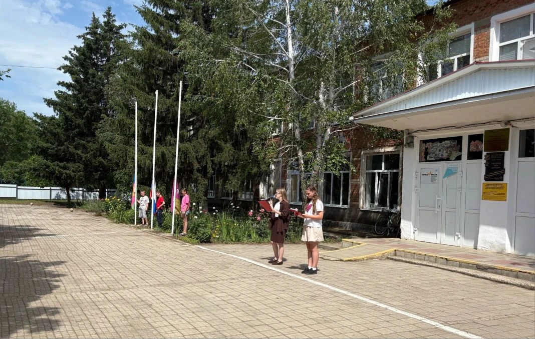 🇷🇺 Девятый день в школьном лагере «Дружные ребята» был посвящён Дню России!

В этот день в лагере 