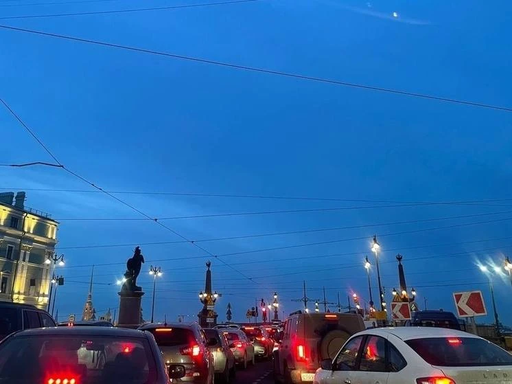 Центр Петербурга застрял в гигантских пробках   Центр города застрял в бордовых пробках. Затор начин