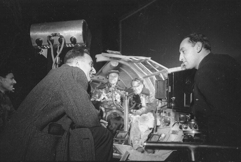 🎬 На съемках фильма «Валерий Чкалов» 1941 года.

Наши группы:
Советское кино
Эстрада СССР
Ностальжи