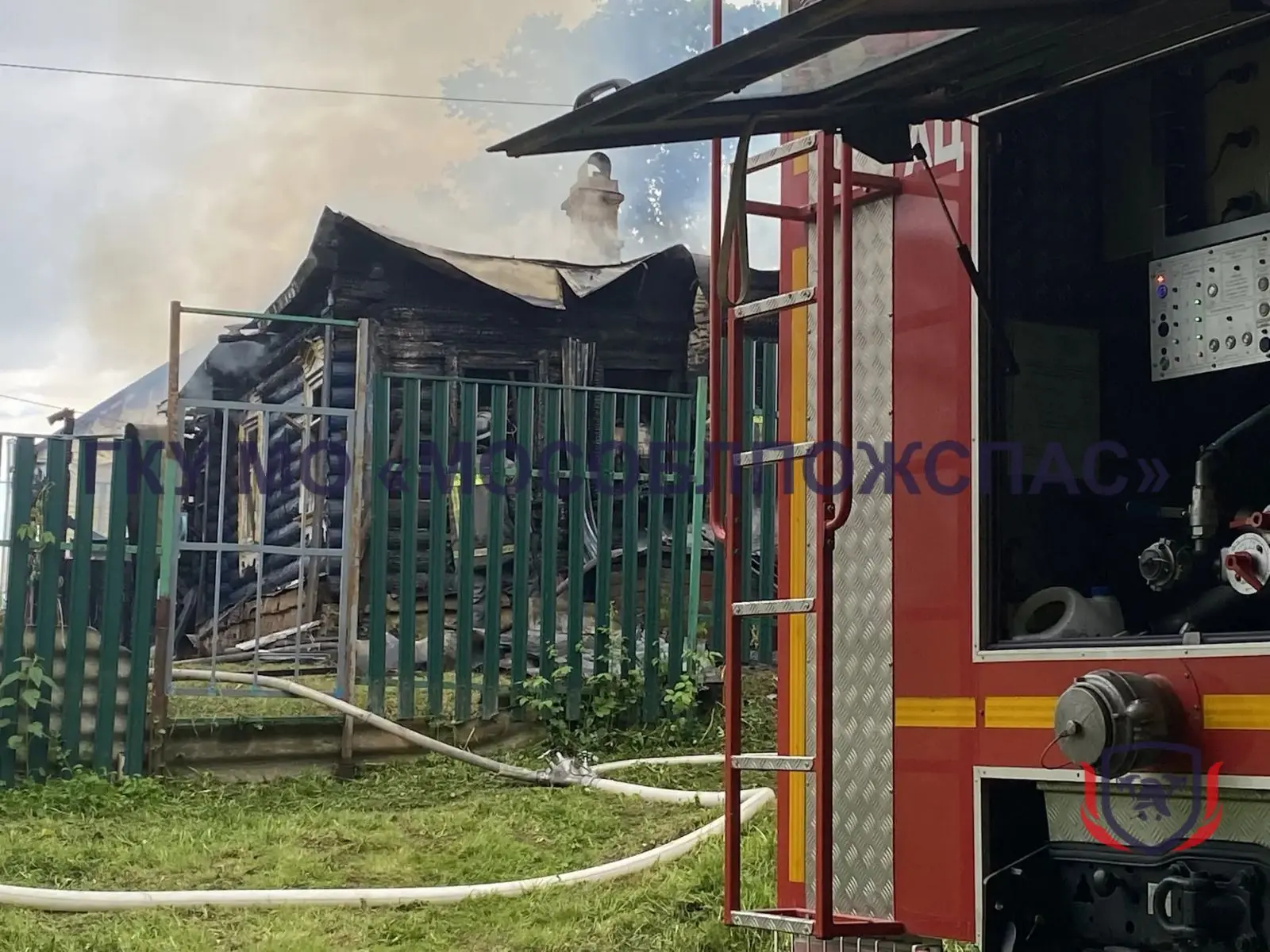 🚫 Пожарные остановили огонь в деревне Шугарово 💦  🔥Вчера в деревне Шугарово округа #Ступино загорелс