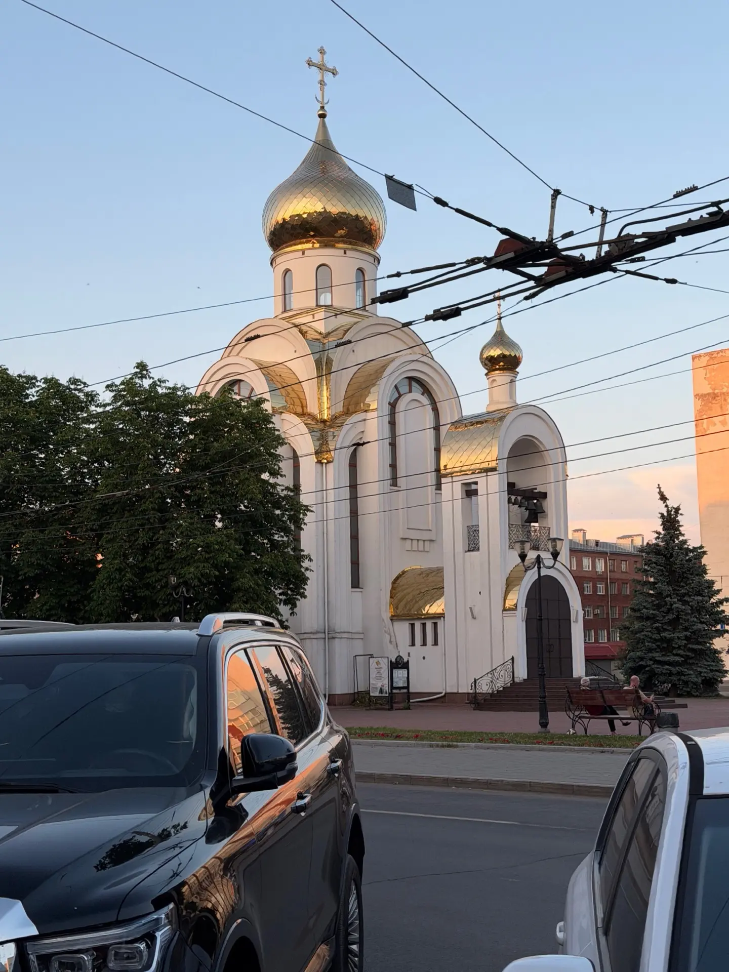 Ну какая красота на улице, особенно вечером😍 дома сидеть не охота, вышли погулять и поужинать в гор