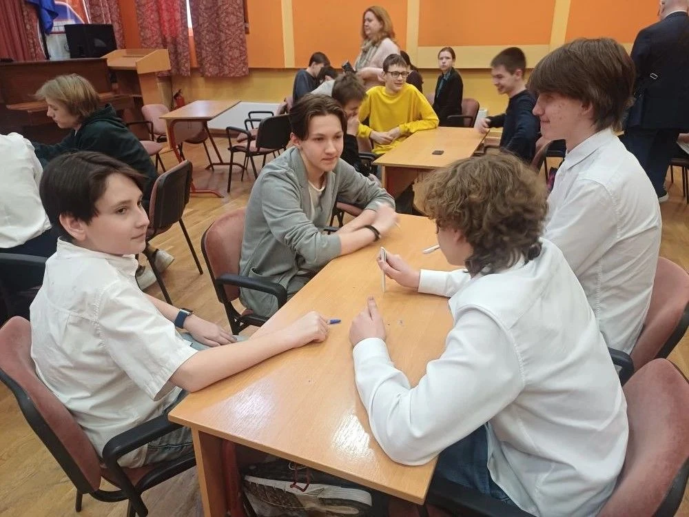 📢 Новости класса «Математическая вертикаль»  🎯 Ученики 8 М класса активно поучаствовали в интеллекту