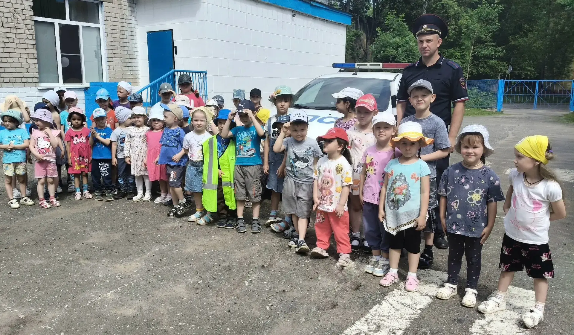 🚨🚔 В гостях у наших ребят сегодня побывал настоящий профессионал — сотрудник ГИБДД Александр Павло