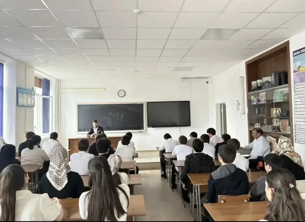 🗓️В МБОУ «Гимназия» прошли классные часы для учеников 7–11 классов, посвящённые важной и актуальной 