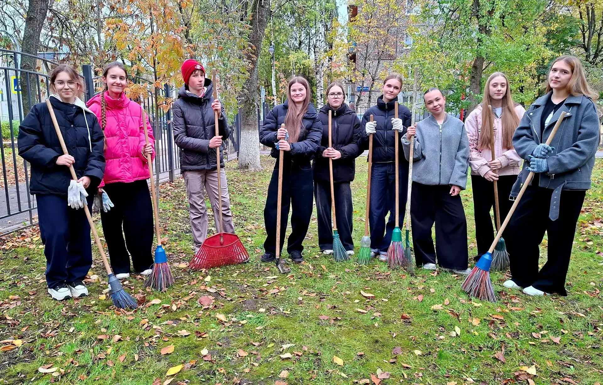 Сегодня 10Б класс на субботнике дружно наводил порядок! 🍃🍁🍂