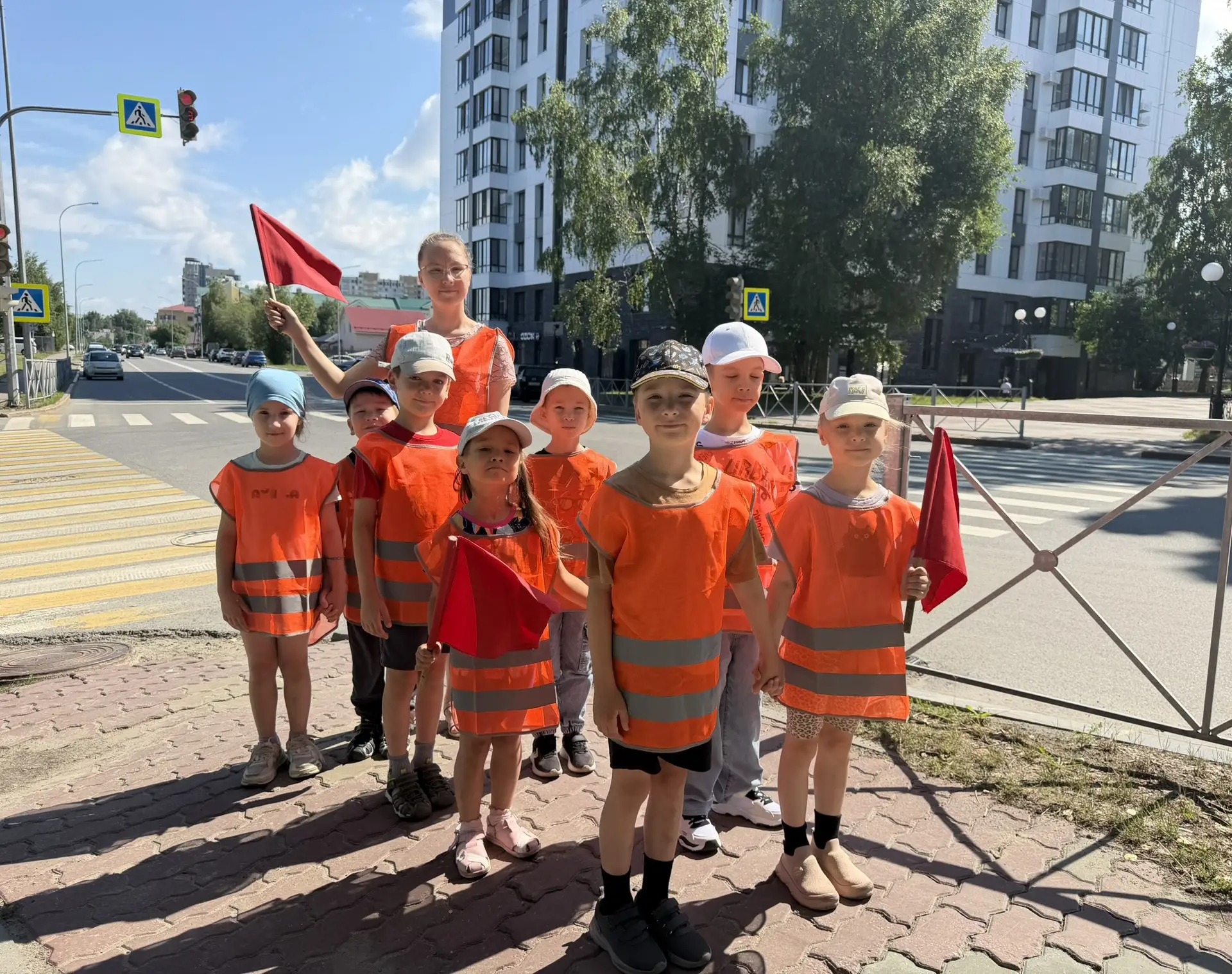 🚦 Учимся безопасности с детства: экскурсия к пешеходному переходу! 🚸

Воспитанники старшего дошкол