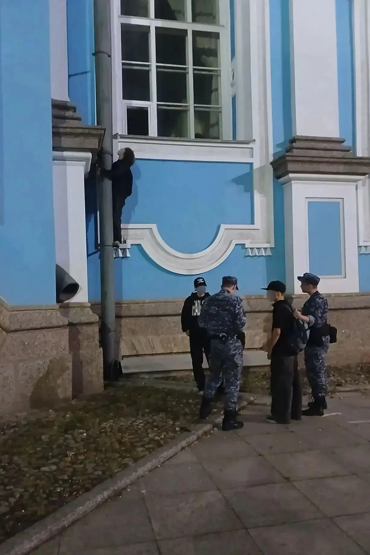 Росгвардейцы ночью сняли с водосточной трубы Смольного собора четверых юных "альпинистов"