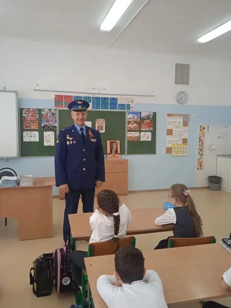 Сегодня утро в школе началось с торжественного поднятия флага и гимна. А после торжественной линейки