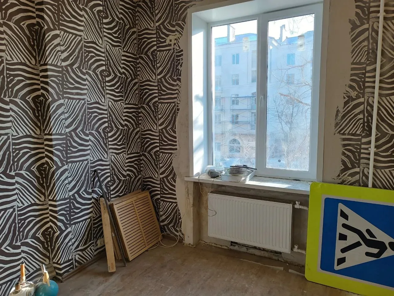 Продаётся трёхкомнатная квартира в самом центре Мариуполя,возле драмтеатра,по ул.Артема 48.Квартира 
