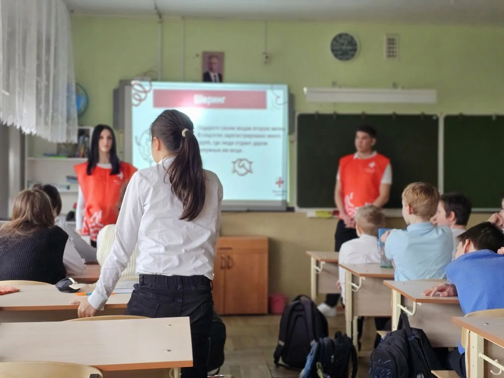 🚀 Научный десант в 5 «Д»: Урок экологии от КубГМУ!  Волонтеры-медики вышли из стен университета, что