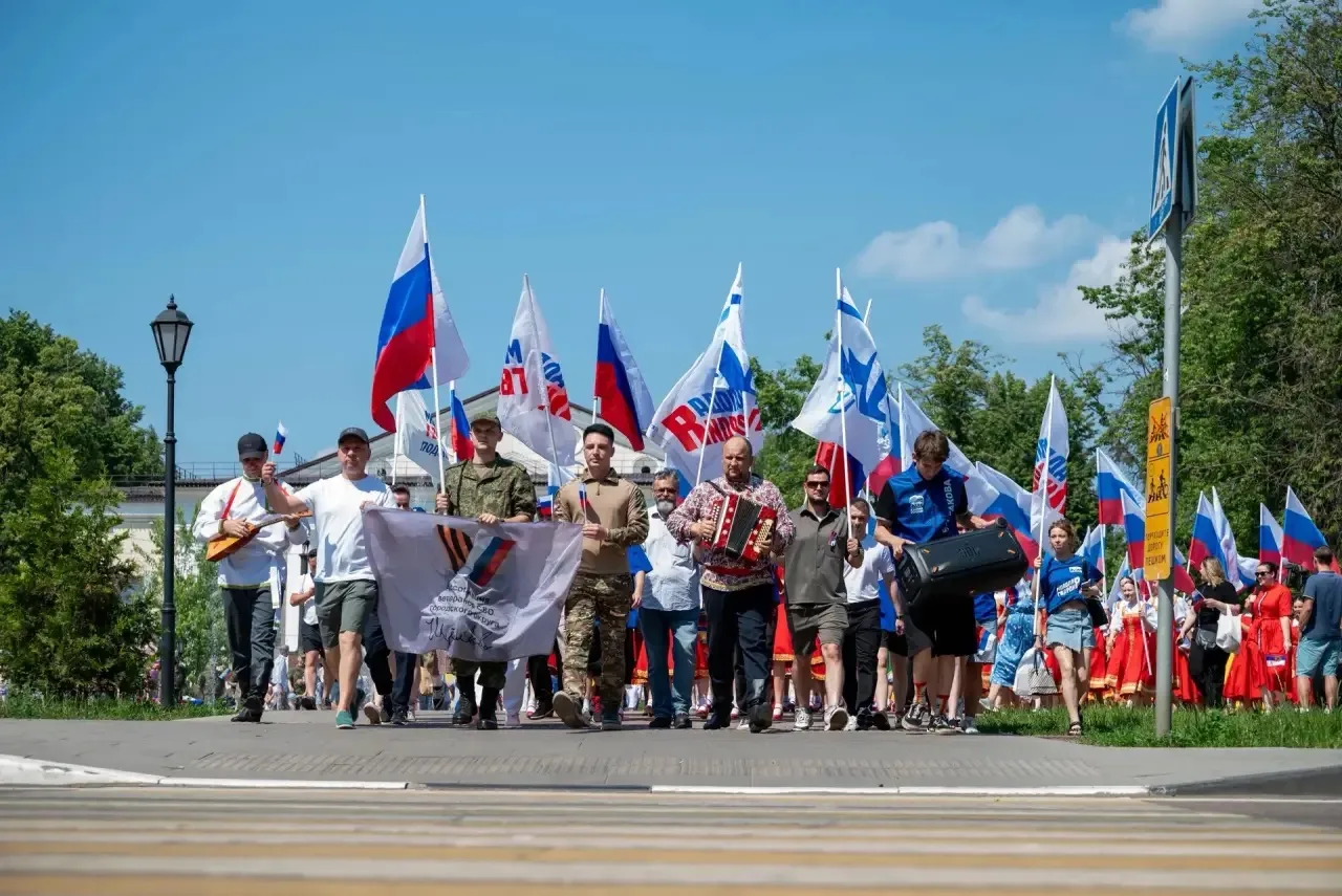🇷🇺 Более 300 щёлковцев приняли участие в праздничном шествии ко Дню России. С триколорами по главн