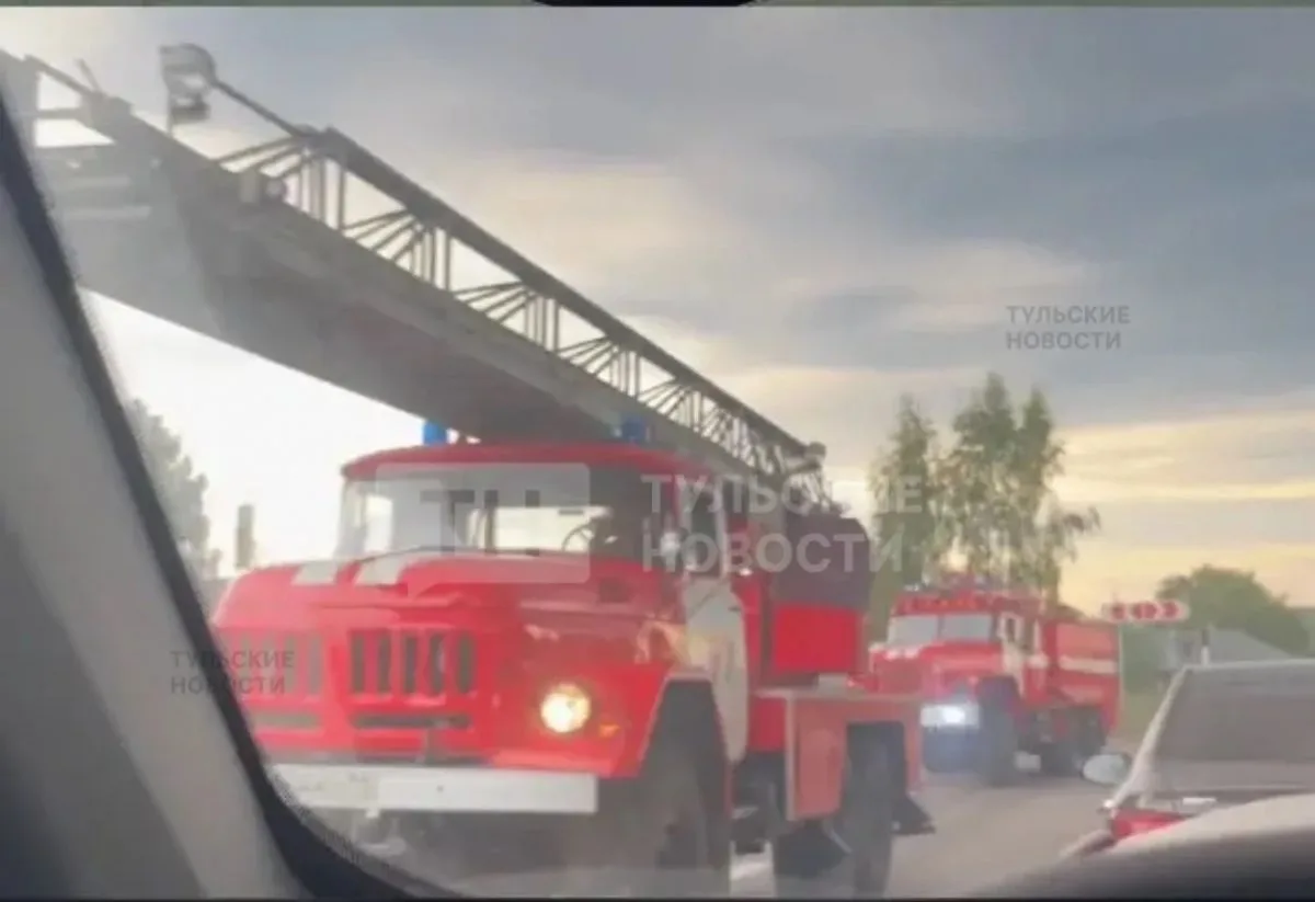 Подразделения МЧС продолжают приезжать к горящему складу WB в Алексине