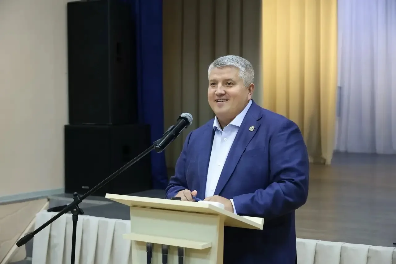 ✅ Александр Дронов обсудил важные вопросы с жителями Любытинского округа