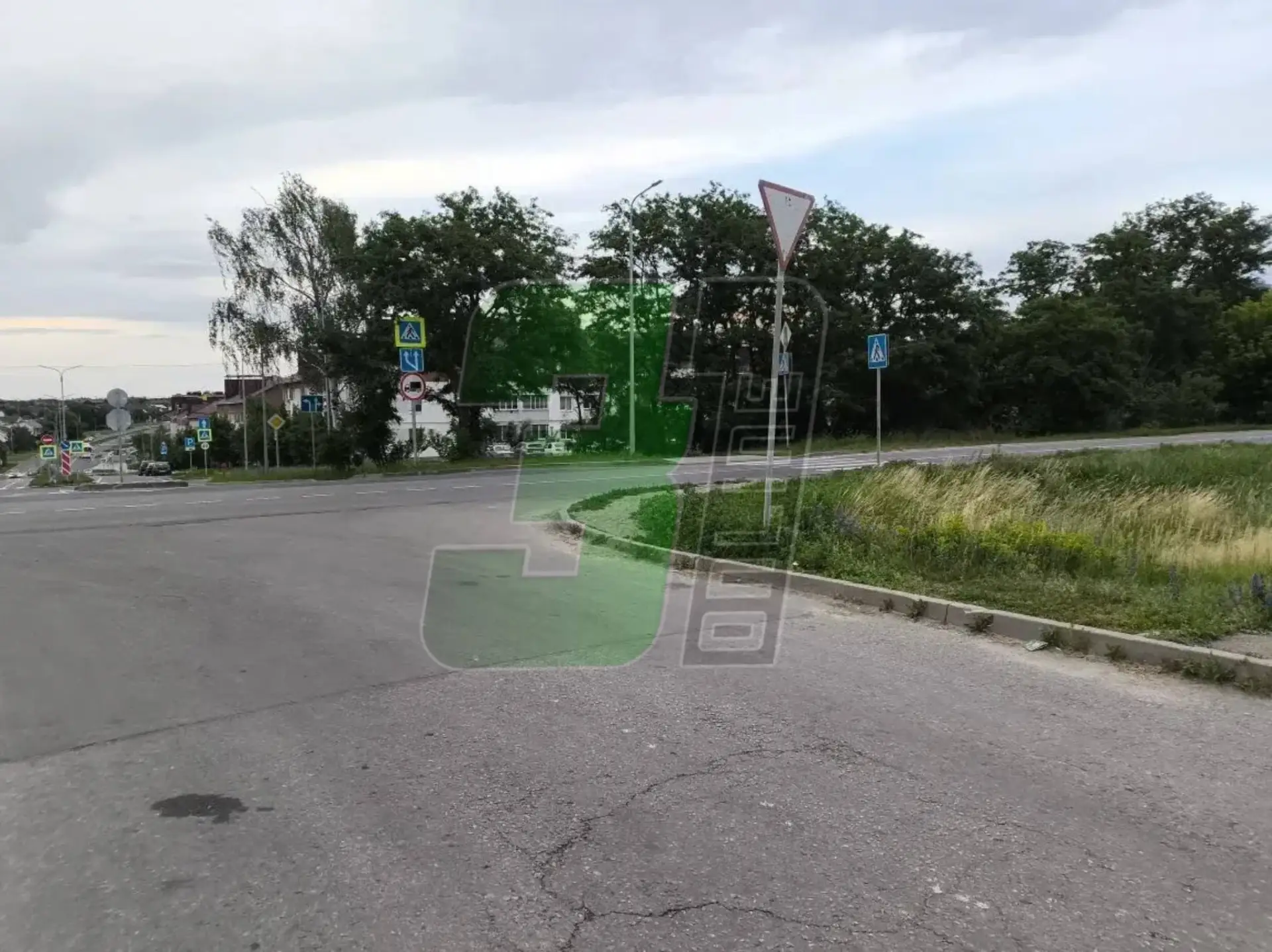 Жители Белгорода пожаловались на отсутствие удобного съезда для колясок на переходе