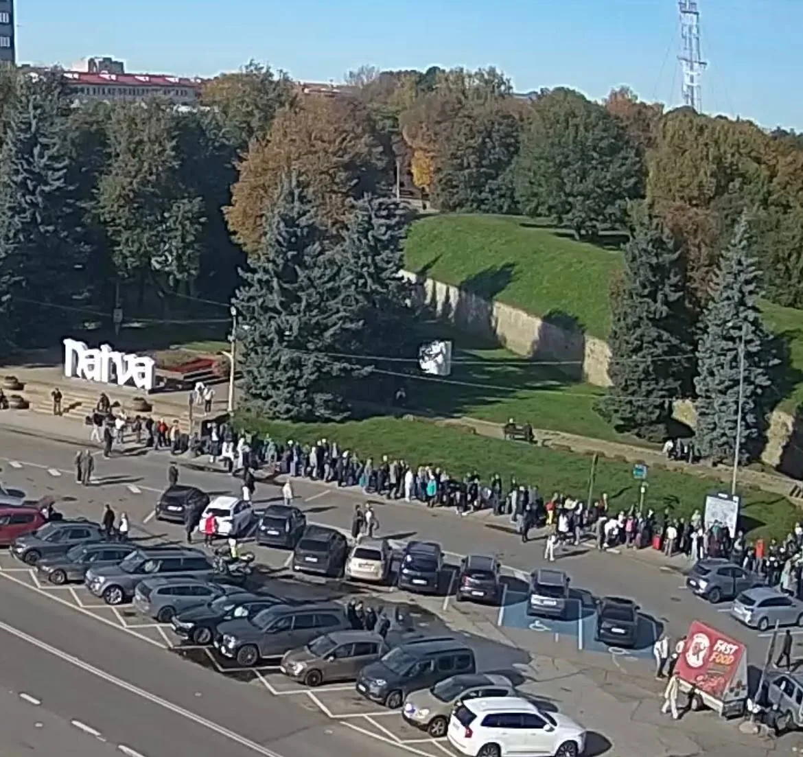 Камера - очередь из Нарвы (Эстония) в Россию https://balticlivecam.com/ru/cameras/eston...