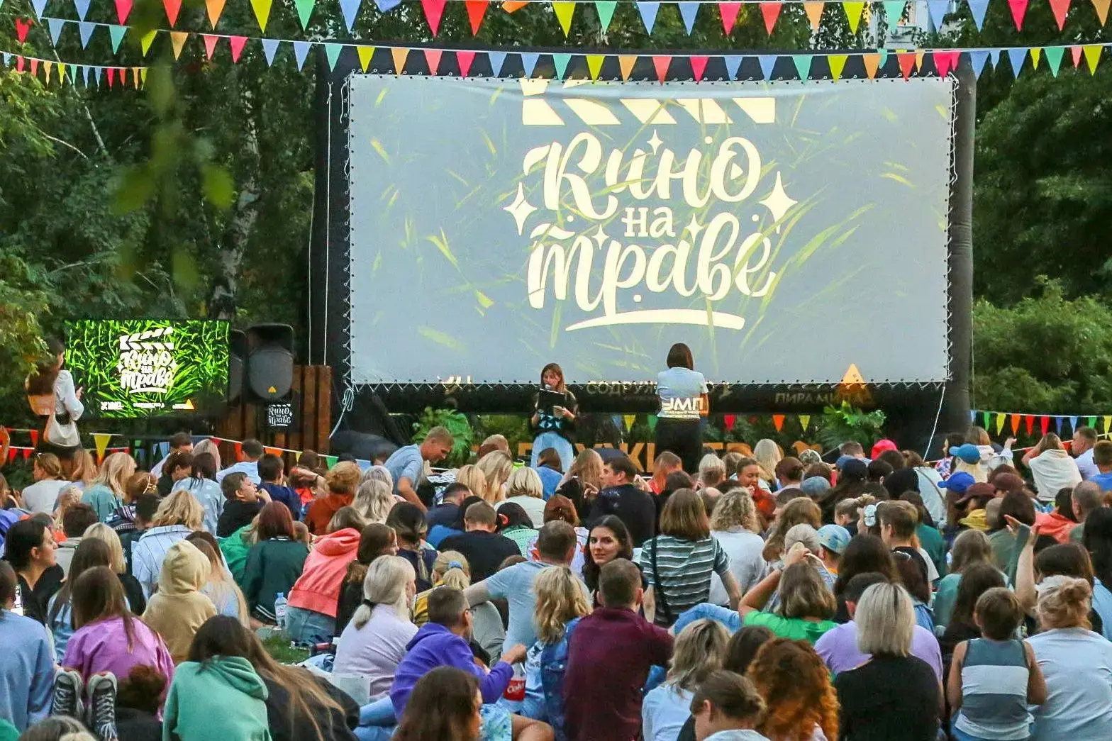 🌿 Юбилейный сезон «Кино на траве» стартовал в Нарымском сквере! 🎬
 
В День России состоялось гранд
