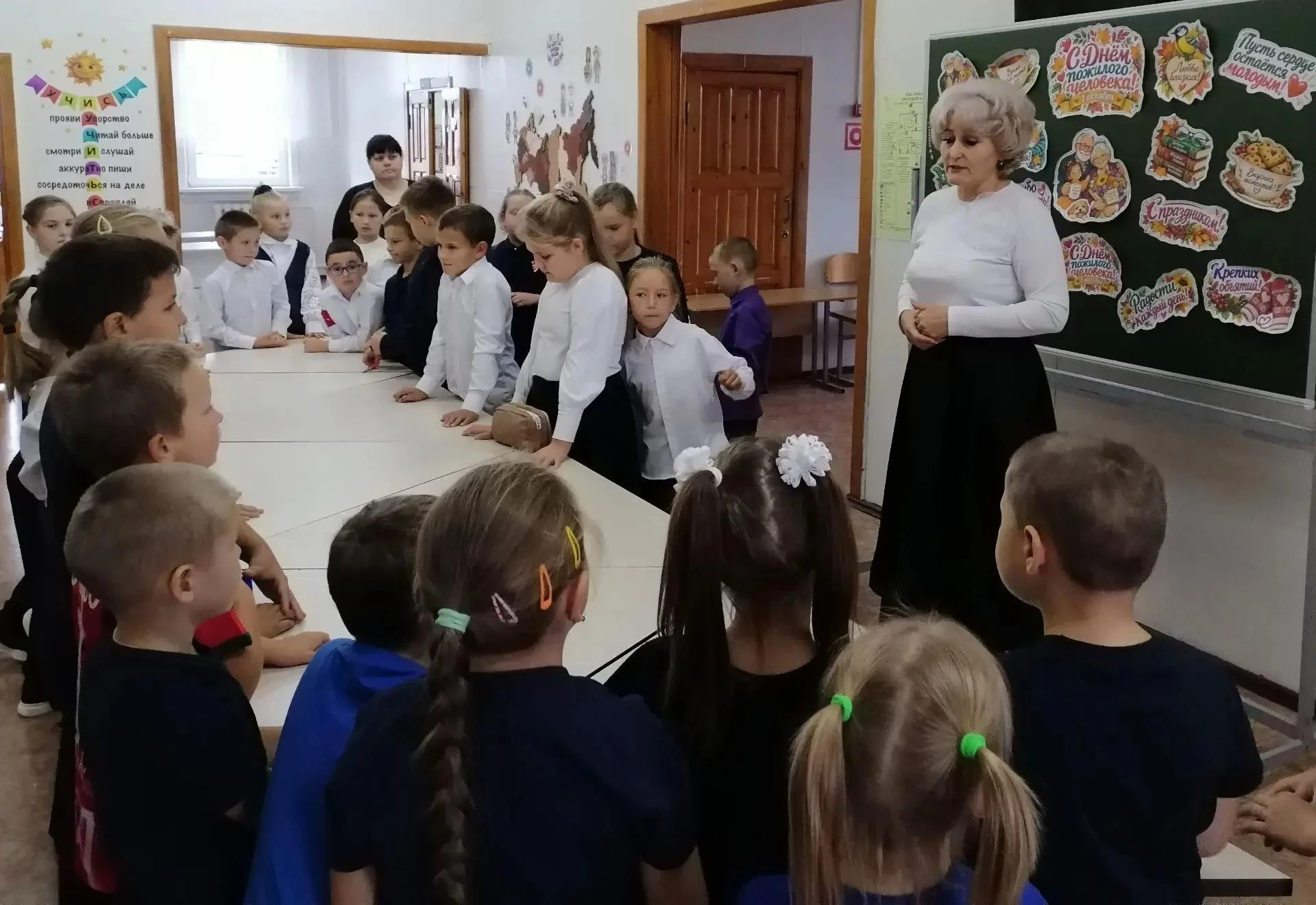 С любовью — бабушкам и дедушкам: наша школа отметила День добра и уважения!🌺