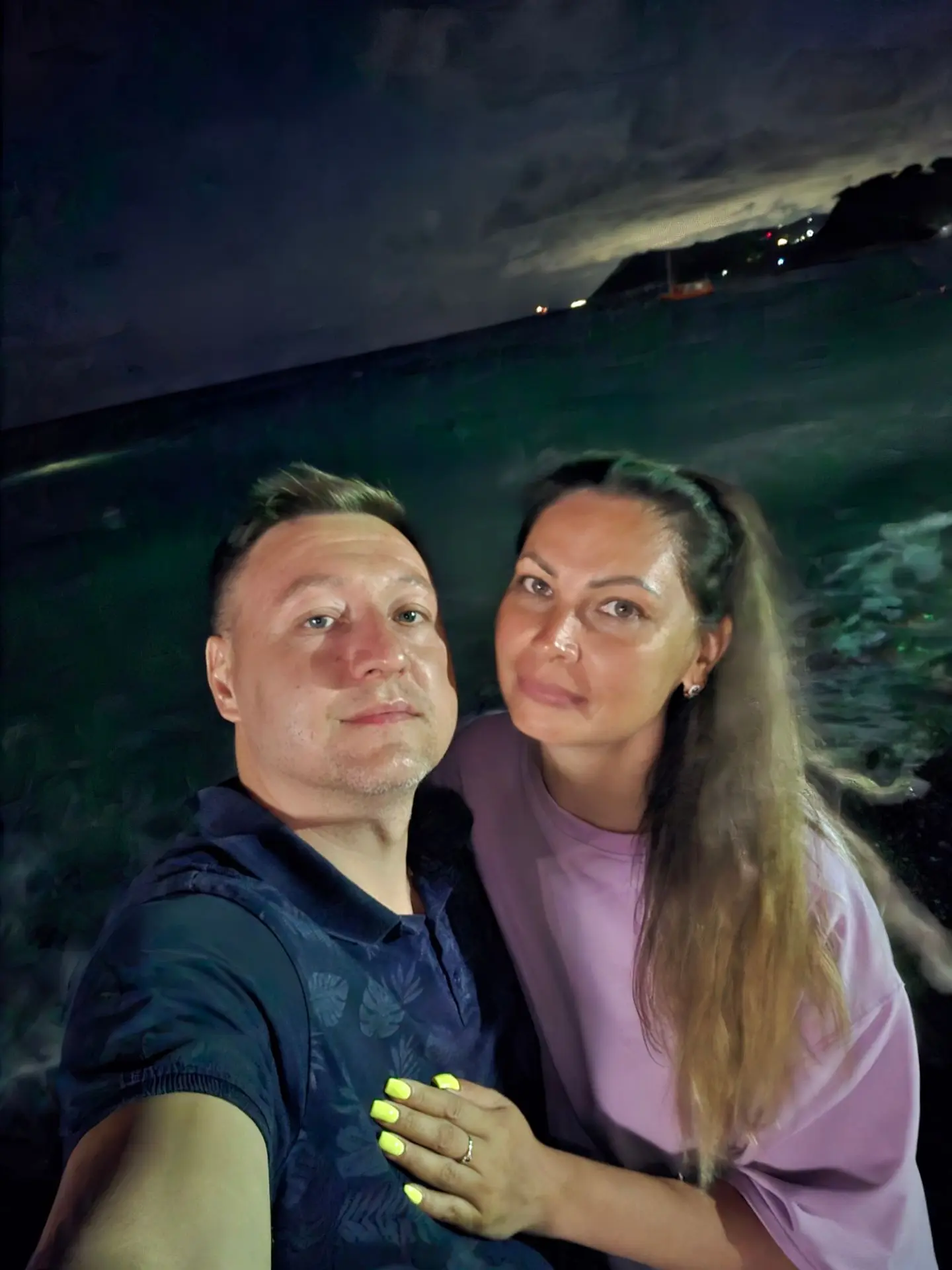 НОЧЬ И МЫ...

🤔 Так удивительно, но в 22ч на пляже были только мы с мужем и еще семейная пара.
😍 Т