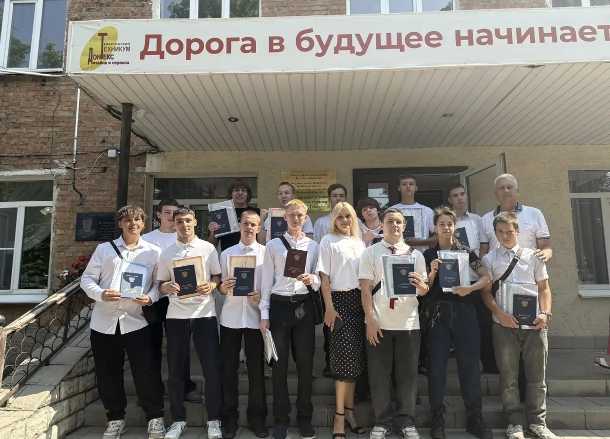 Дорогие мои ребята! Поздравляю вас с одним из важных событий в жизни каждого человека -с получением 