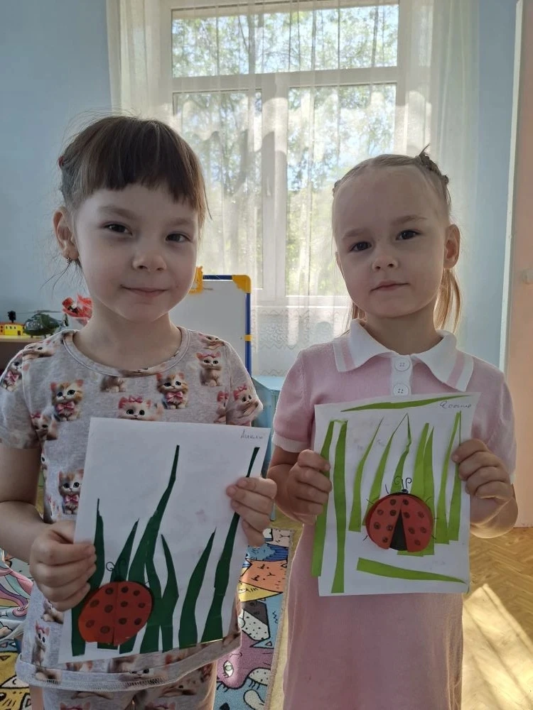 Сегодня на занятии мы не только творили, но и говорили о природе!
В средней группе прошла аппликация