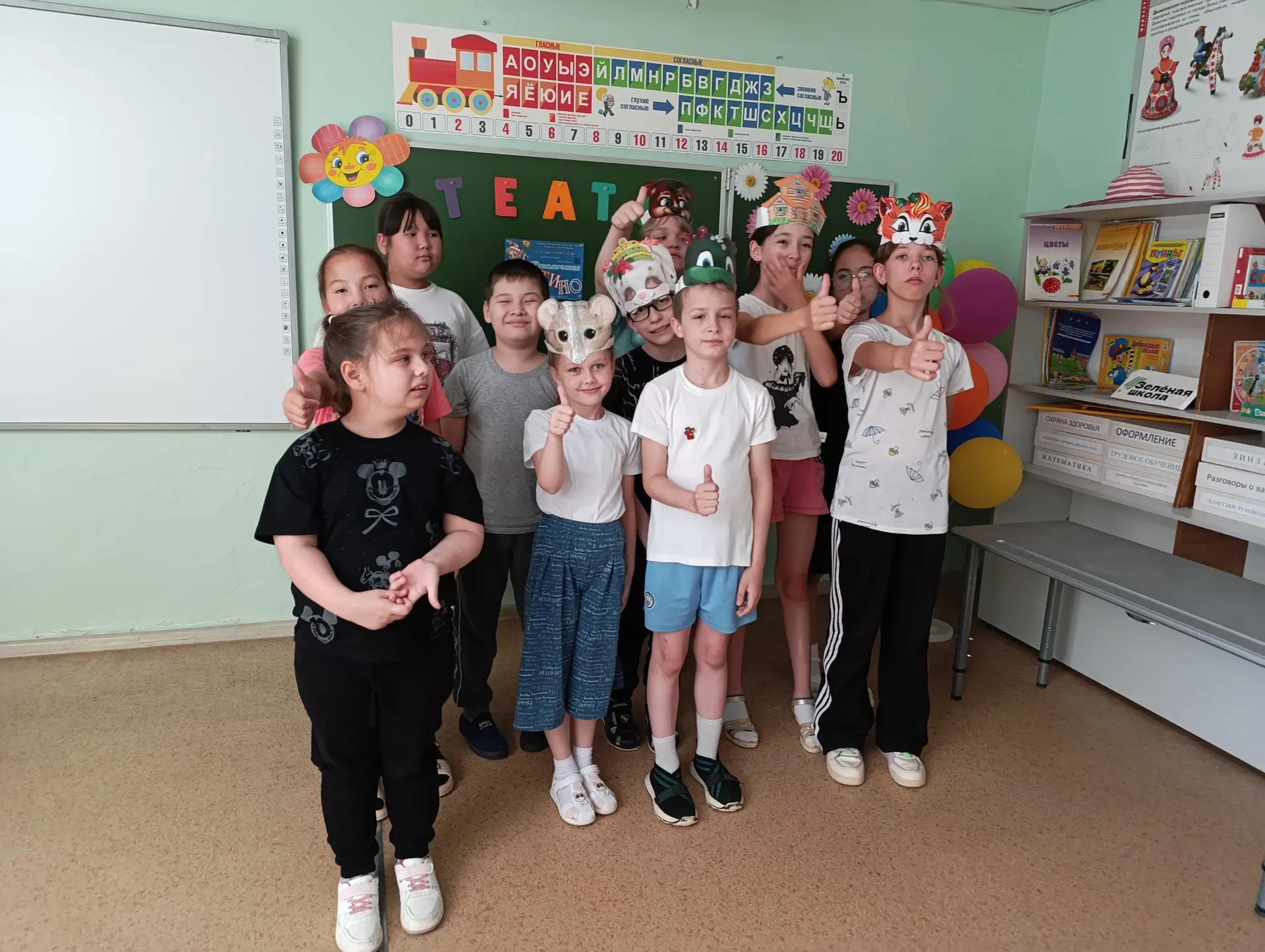 День  в лагере "Радуга " начался с линейки и продолжился весёлой утренней зарядкой, которая зарядила