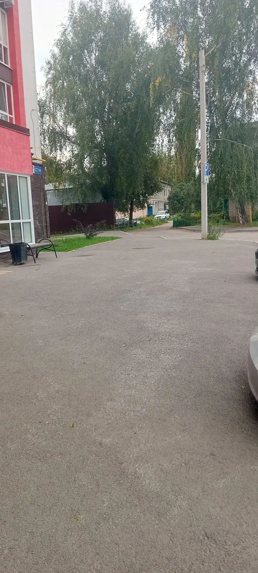 В уютном ЖК "Малина" сотрудники управляющей компании потрудились на славу, собрав мусор...