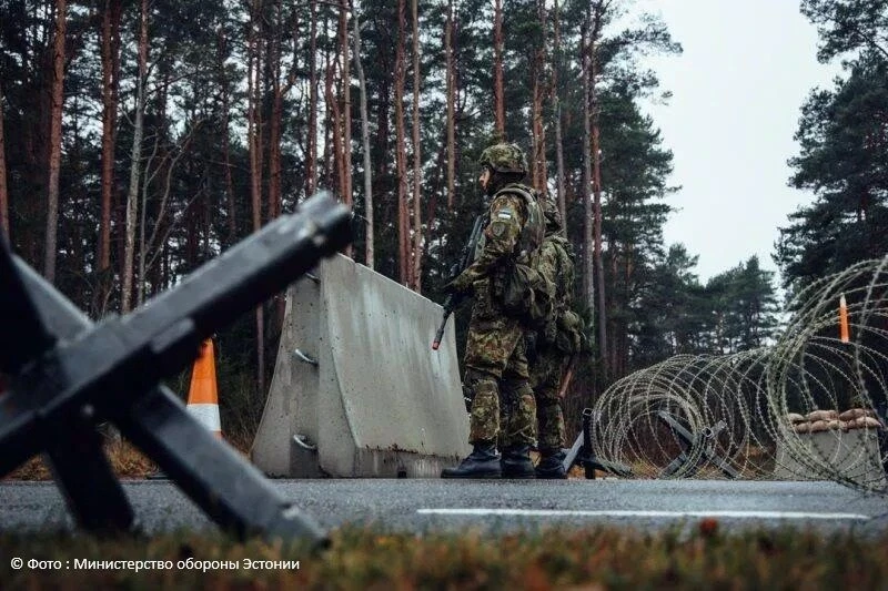 Эстония начала перебрасывать войска ближе к границе с Россией, пишет Financial Times.