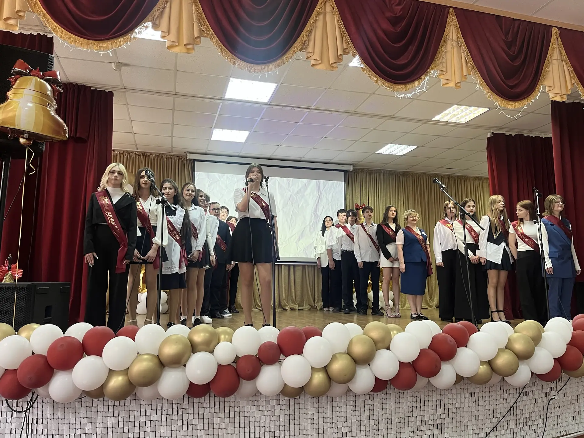 26 мая в Майской  гимназии прозвенел «Последний звонок». Этот традиционный праздник для выпускников 