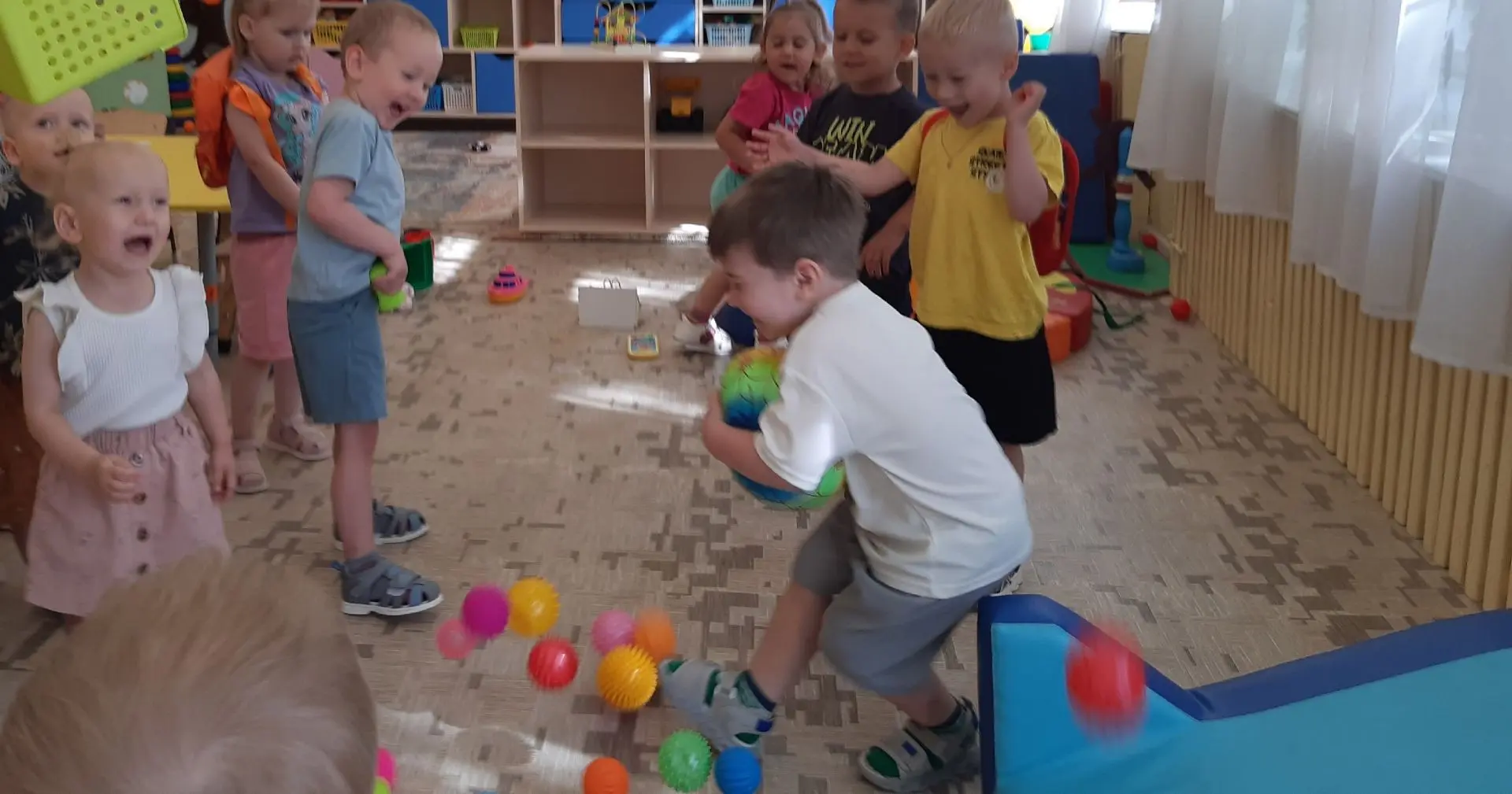 В  группе раннего возраста  прошло  настоящее мячевое приключение! 🎉Яна Николаевна  пр...