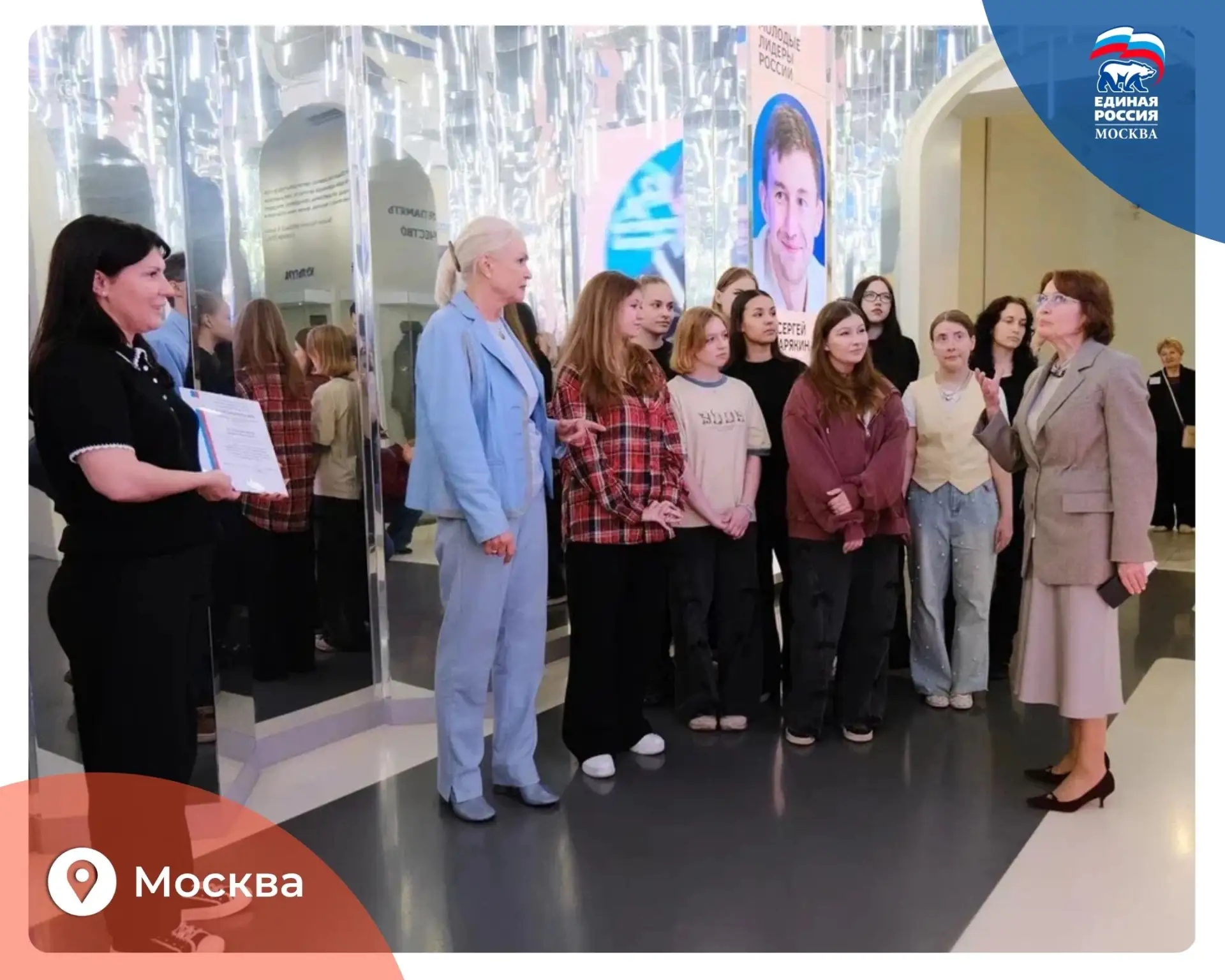 Школьники Москвы провели экскурсию для депутата Госдумы в рамках проекта «Профессиональ...